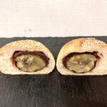 Pane di Tutti - 自家製渋皮煮のくりあんぱん　餡子は塗った程度に控えめ。甘さも控えめ。栗の存在感どしっと。