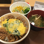 すき家 - オム牛丼（並盛）サラダセット690円
