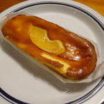 モキチ ベーカー&スウィーツ - チーズケーキとアップルパイ