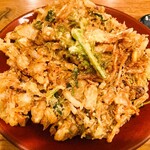 快飛 - 海鮮かき揚げ丼。真ん中あたりに海老があるの分かりますか？それを基準にすると、かき揚げの大きさが分かると思います。