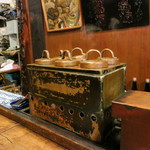 鍵屋 - 歴史ある燗銅壷。