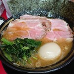 とんこつラーメンいしい - 低温燻製チャーシュー。硬め、多め。
      味玉ツイッター特典。