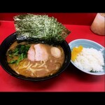 ラーメン 杉田家 本店 - こちらはラーメン並（麺量160g）、トッピング味玉と海苔、ライス。（過去の訪問時の写真を引用）
                                このスープで歯磨きしたいな
                                