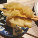 熟成地鶏とジビエのやまと - 熱々コロッケを半分