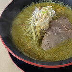 麺屋 さいか - ニンニクも効いてて美味しかった。叉焼がね、ちょーっと塩っぱかったかな？