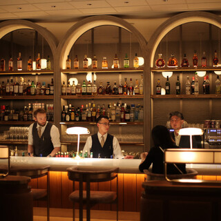 A bar that can be used for meetings or after meals.