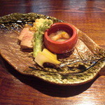 和や　てらさわ - 鮑の酒蒸し､赤海鼠の小鉢､たらの芽天ぷら､鴨ロースに鮃の子の八寸。