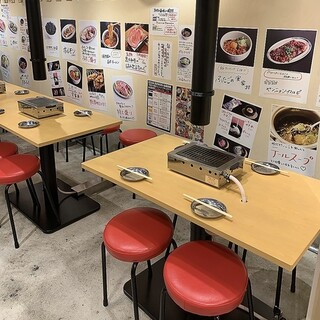 懐かしい大阪の韓国焼肉屋が原点のふたご屋は明るい活気のある店内です。