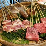九つ井 - 黒毛和牛、地鶏、椎茸を炭火で炙る。