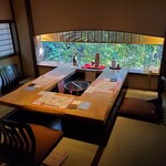 九つ井 - 離れの席。中央に炭火が起こされた囲炉裏。