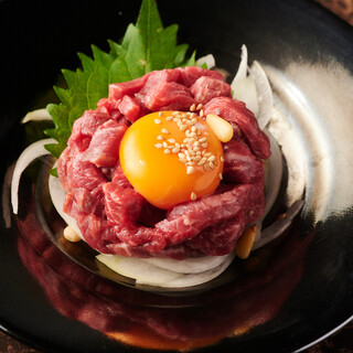 たっぷりと味わえる韓国風のユッケや自慢の自家製料理をお届け