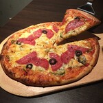 살라미와 블랙 올리브 피자