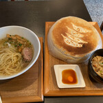 豚骨清湯・自家製麺 かつら - 拉麺と日替り炊き込みご飯、焼き餃子(4個)