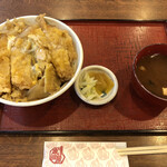 Naritaya - かつ丼900円は赤出汁に漬物付き。