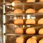 香港飲茶専門店 西遊記 横浜中華街 - 叉焼メロンパン　オーブンで焼きます