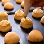 香港飲茶専門店 西遊記 横浜中華街 - 叉焼メロンパン　生地から作ります