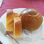 リヨン - ハード系のパンと中身の生地が緑色の丸パン、そしてバター