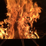 土佐たたき道場 - 裏返してと声がかかるともう1束、藁追加。顔もあっちーの。