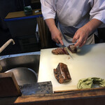 土佐たたき道場 - 直ぐに脇で自分が焼いたのを切ってくれる