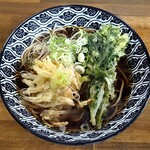 田 - かけそばに春菊と玉ねぎの天ぷらを乗せて。