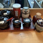 あまのじゃく - ニンニクチップ、ゴマ、トウバンジャン、ラー油、紅ショウガ、コショー、餃子のタレ