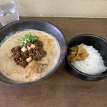 麺処 ごまや - ミルクたんたんめんと半ライス。搾菜が旨い