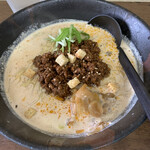 麺処 ごまや - ミルクたんたんめんに乗るクルトン好き