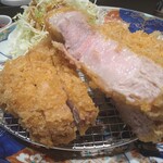 とんかつ七井戸 - 良い揚がりの色ですよ〜　肉が輝いてます