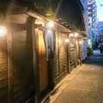 奈良屋町 青 - 狭くて薄暗い裏路地に灯りが