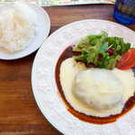 肉バル バーグマン - マッシュチーズ＆デミグラスソース（￥1540）。一見、単なるクリームソースに見えるが…