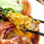 肉バル バーグマン - 卵黄を絡めて、とろーり… 食感は硬めで、脂肪が少なく赤身多め。肉肉しくて私好み