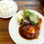 nikubaruba-guman - ローストビーフバーグ（￥1485）。甘辛いローストビーフと、味濃いめのデミグラスソースでご飯が進む一品