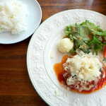 肉バル バーグマン - バジトマグラナパダーノチーズハンバーグ（￥1375）。パルメザン的なチーズを薄く削いで、たっぷり振り掛けてある