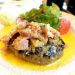 肉バル バーグマン - とろけるチーズ・パルメザンチーズ。トッピングのベーコンの塩気と旨味が、いい感じのアクセントに