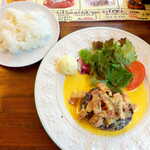 肉バル バーグマン - カルボナーラハンバーグ（￥1540）。卵黄＆チーズ仕立てのソースが特徴的