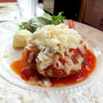 肉バル バーグマン - チーズのほどよい塩気、トマトソースの安定感、ときおりフレッシュバジルの香り