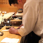 すし宮川  - 鮑を切る