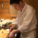すし宮川  - 手巻きの海苔を切る店主