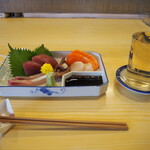 岩男寿司 - お造り盛り合わせ ＆ 冷酒（天狗舞 純米）