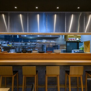 臨場感溢れるオープンキッチン