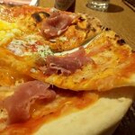 CONA - 生ハムと半熟卵ピザ（アップ）