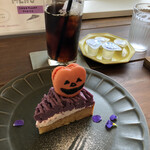 ジュリコ - ハロウィン仕様の紫いものタルト　600円税抜
            アイスコーヒー　400円税抜
