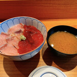 京すし - 鉄火とぶりのハーフ丼、味噌汁付き