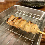 串焼キ カメチヨ・シャルボン - 鶏皮(塩)