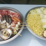 民宿 オサキ - 料理写真:焼きそばや季節の野菜もつきますよ。