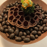Installation Table ENSO L'asymetrie du calme - アミューズ、加賀蓮根大葉刻みの衣、ウニ