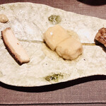 ShinoiS - 3種の肉料理: 私は特に左の皮付き三枚肉の
      カリカリ焼きが好きです‼︎