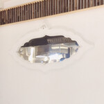 ShinoiS - カウンター前の小窓から少しだけ調理場が見えます。