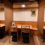 てぃだの花 - 間仕切りのあるテーブル席