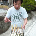 柳家 - ３代目のご主人がアユと一緒にお出迎え